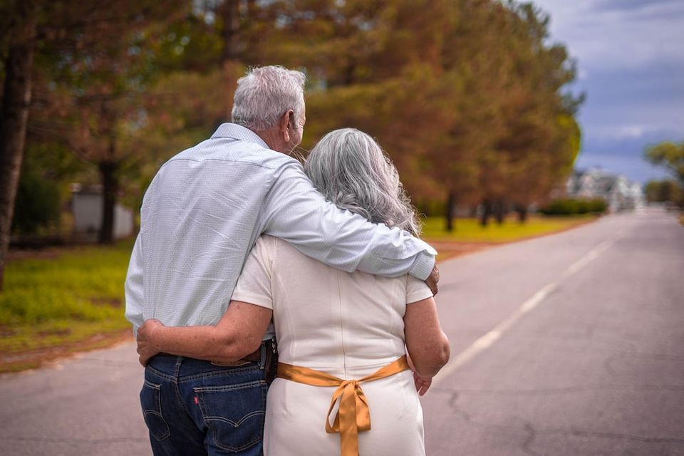 Imagem com um casal de idoso abraçados