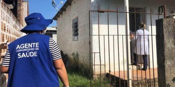Agente Comunitário de Saúde em atendimento domiciliar. Créditos: Agora MT